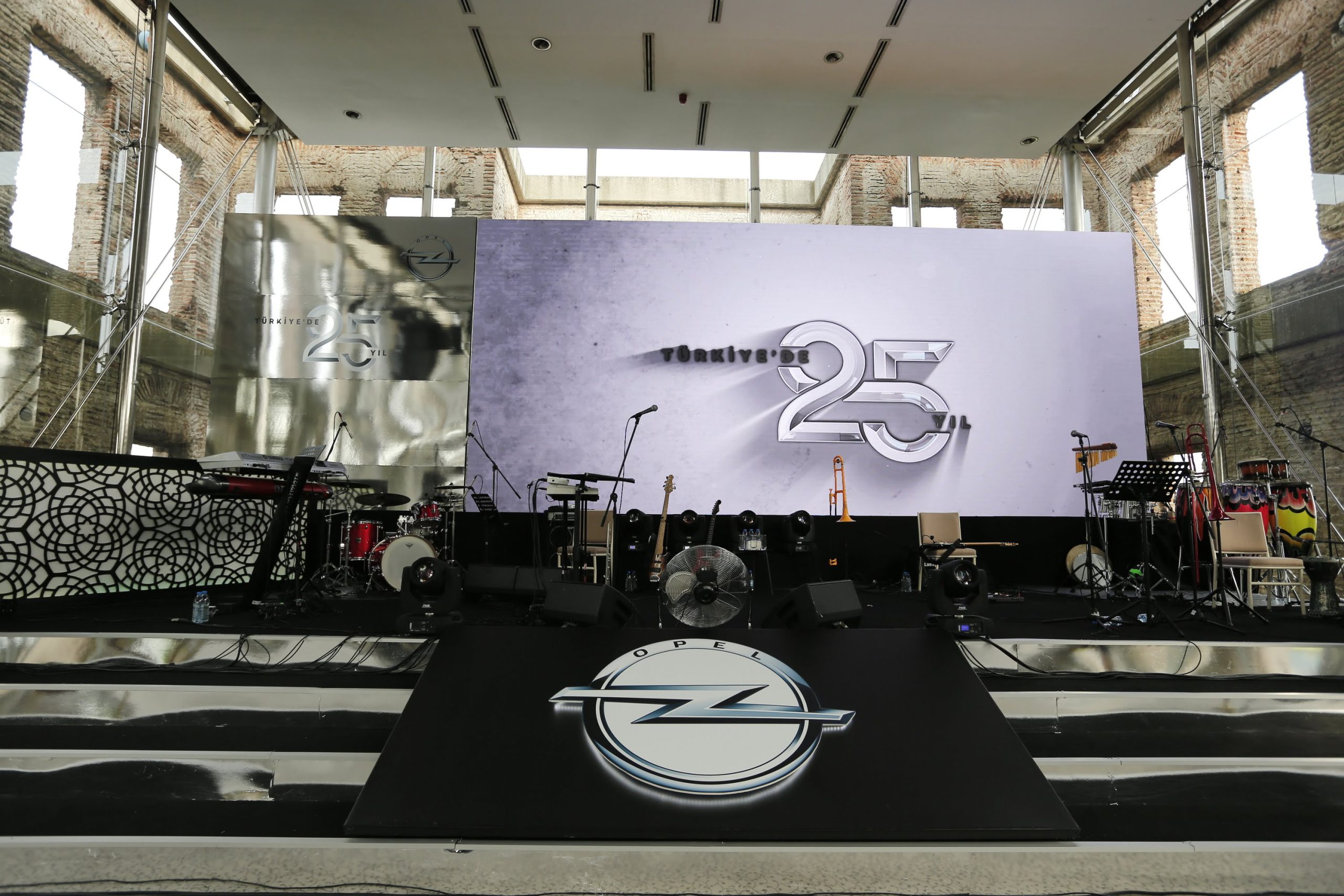 Figür | Opel Türkiye 25. Yıl Kutlaması